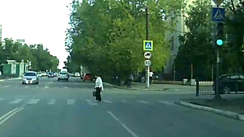 В Астрахани на оживленной дороге засняли очень смелую бабушку: видео