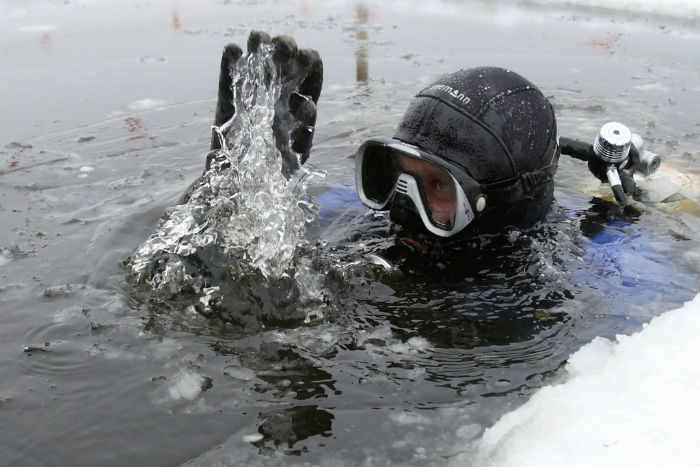 Астраханка вышла из кафе и утонула в ледяной воде