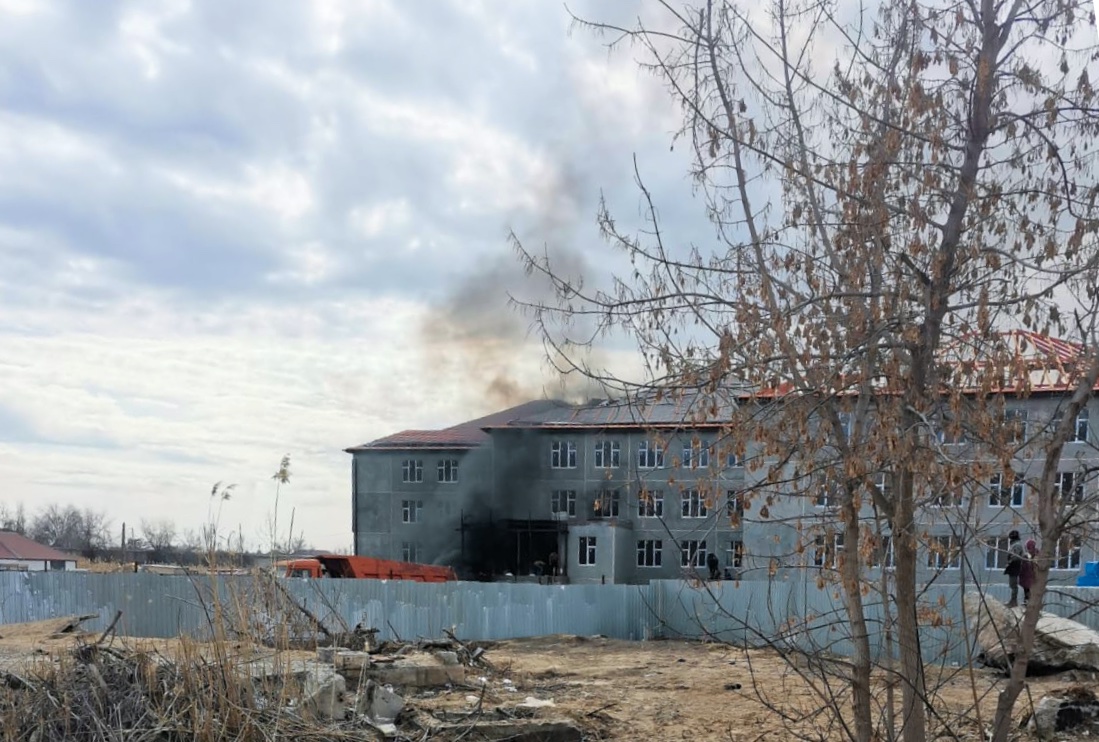 Астраханские спасатели назвали причину пожара в строящемся детском саду