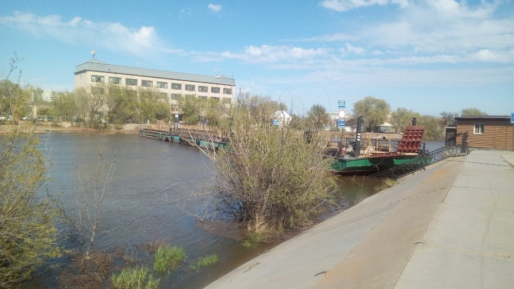 В Астрахани понтонный мост на Цареве смыло вниз по течению