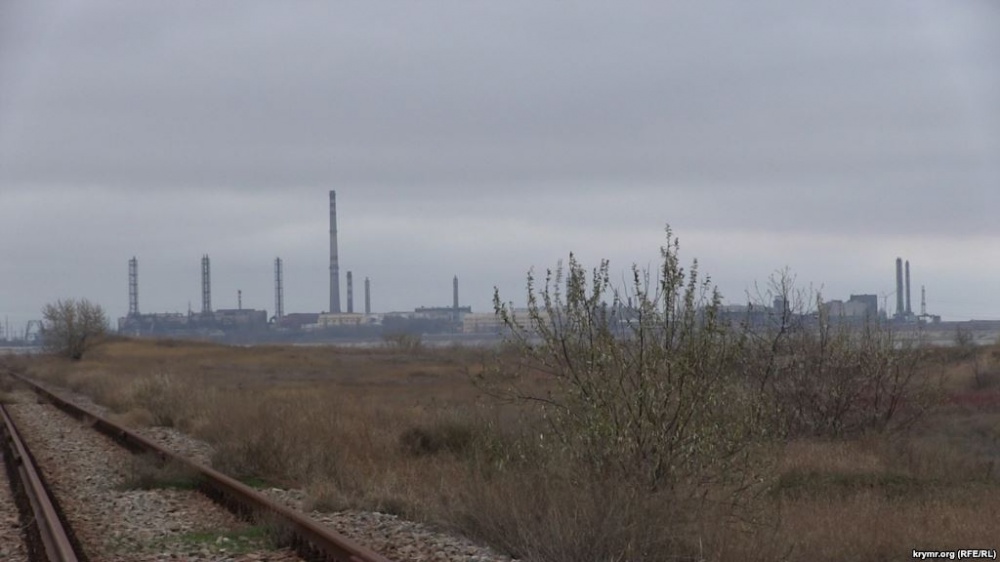 Жители Крыма жалуются на ожоги, отравления и астму. Всему виной выброс кислоты 