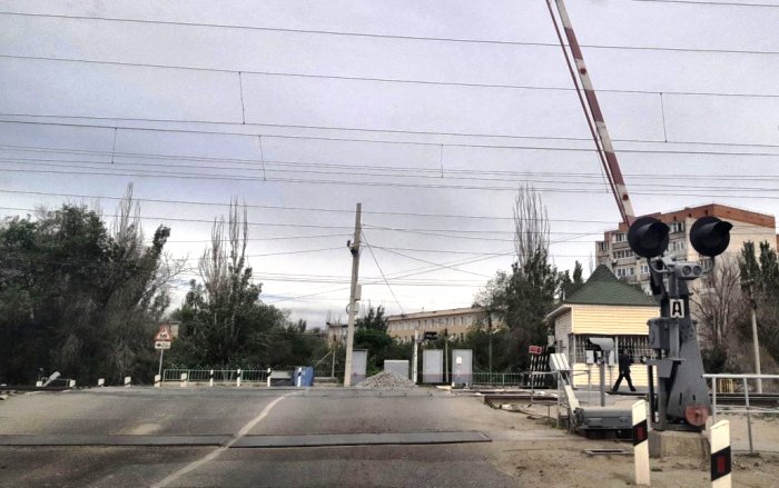 В Астрахани ограничат движение автотранспорта через железнодорожный переезд