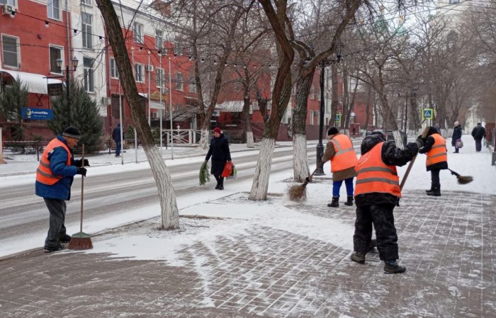 В Астрахани коммунальные службы ликвидируют последствия непогоды