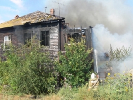 В Астрахани произошел крупный пожар: сгорел заброшенный дом 