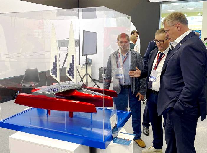 На Восточном экономическом форуме Игорь Бабушкин осмотрел стенд Астраханского госуниверситета 