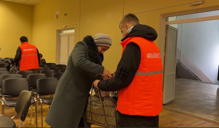 Жильцам пострадавшего от взрыва дома под Астраханью помогают волонтеры