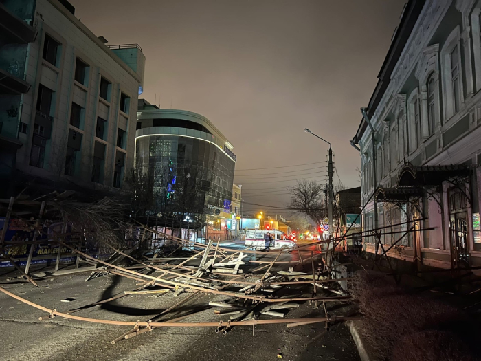 На центральной улице Астрахани обрушились строительные леса