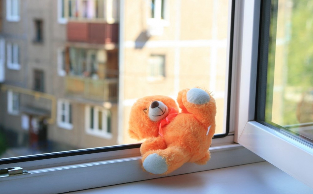 Четырехлетняя девочка выпала из окна в центре Астрахани