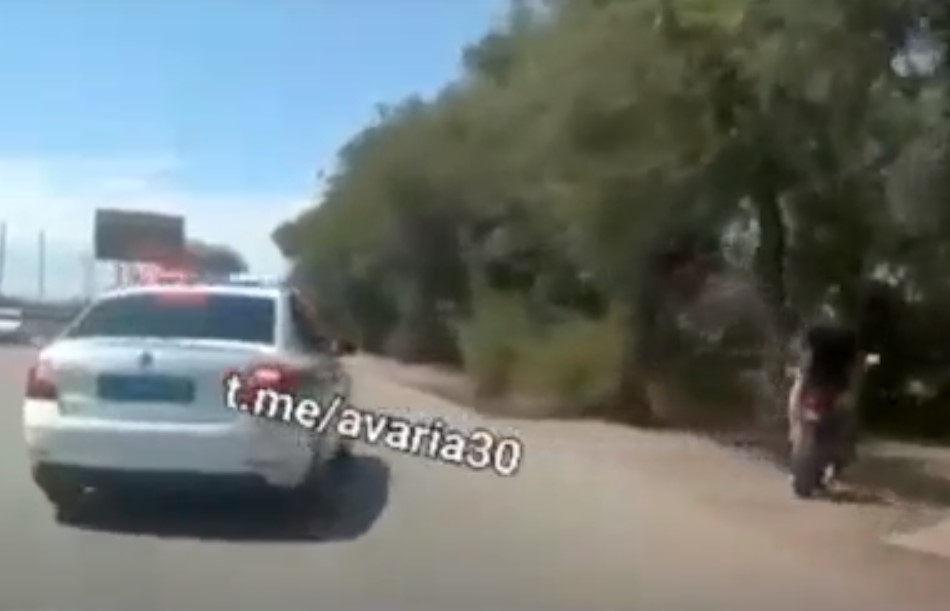 Кадры погони за пьяным мопедистом на Бабаевского в Астрахани