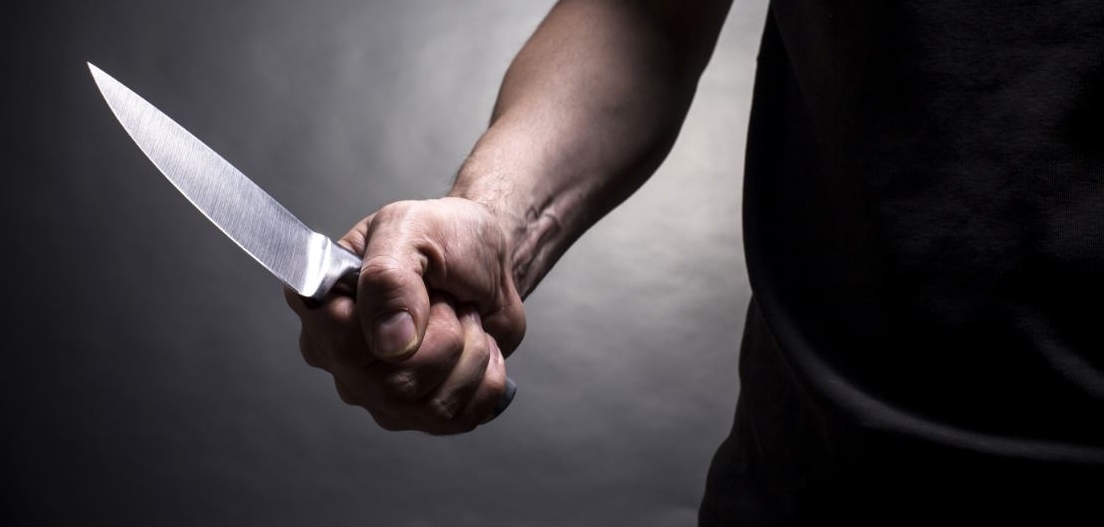 Астраханец набросился с ножом на полицейского