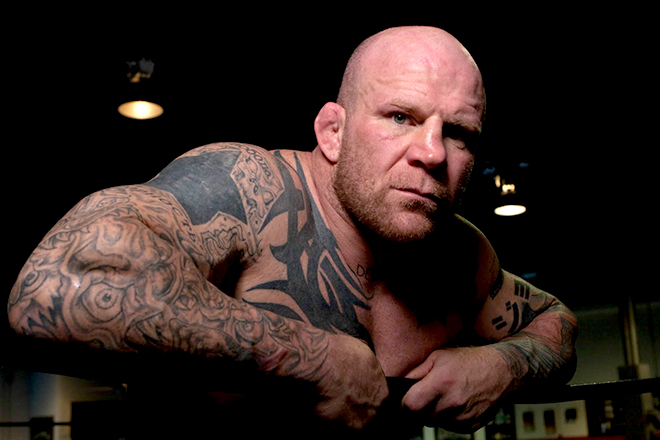 Джефф Монсон приехал в Астрахань, потренировал школьников и получил в подарок воблу