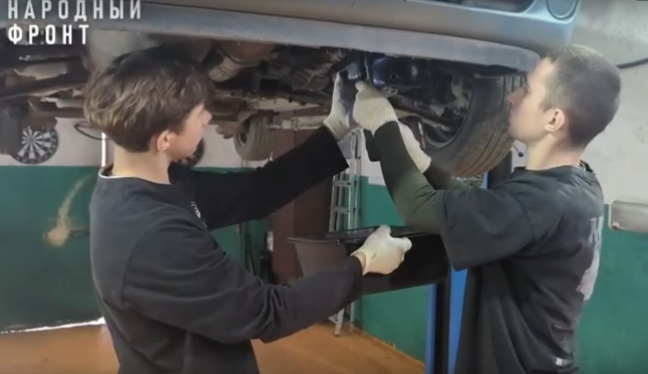 Семейный подряд: астраханец с сыновьями ремонтирует машины для отправки на СВО