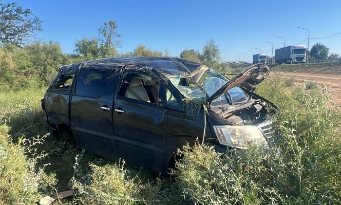 Южнее Астрахани опрокинулась иномарка. Пострадавшего 11-летнего пассажира доставили в больницу