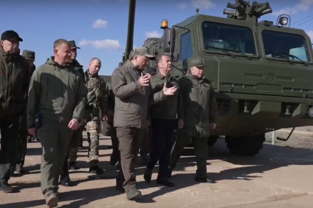 Дмитрий Медведев наблюдал за испытанием новых видов вооружения на астраханском полигоне