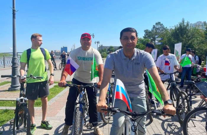 Консул Туркменистана прокатился с астраханцами по набережной