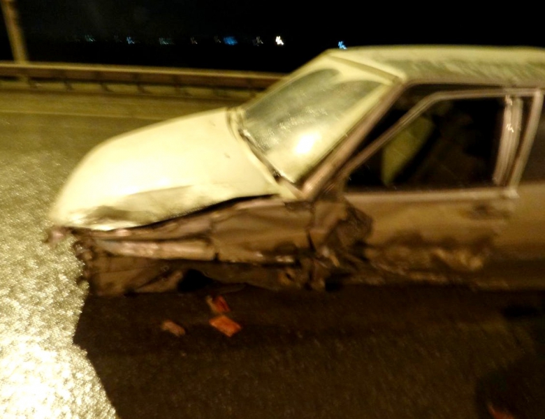 В Астрахани автомобиль протаранил ограждение моста