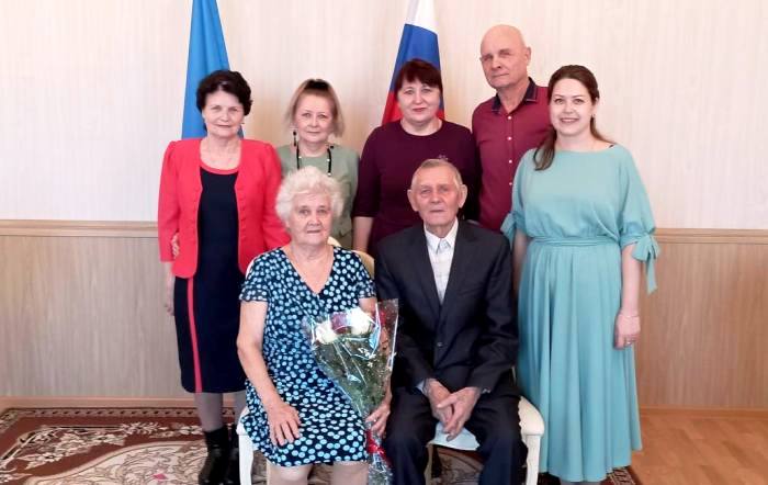 В канун женского дня астраханская пара отпраздновала бриллиантовую свадьбу