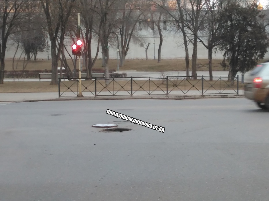 Астраханцев предупреждают об открытом люке на дороге