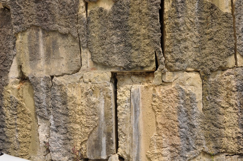 В одной из астраханских школ чуть не обрушилась стена