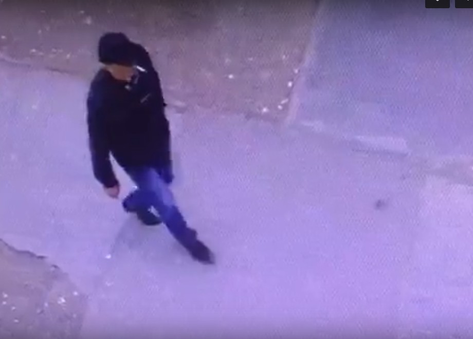 Опубликованы видео с предполагаемым убийцей таксиста в Астрахани. Приглядитесь