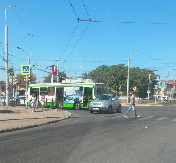 В Астрахани столкнулись троллейбус и легковушка