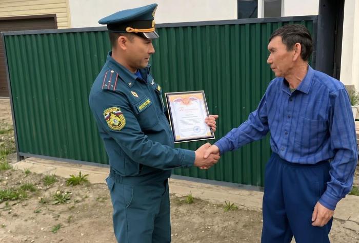 Житель Астраханской области вытащил маломобильную пенсионерку из горящего дома