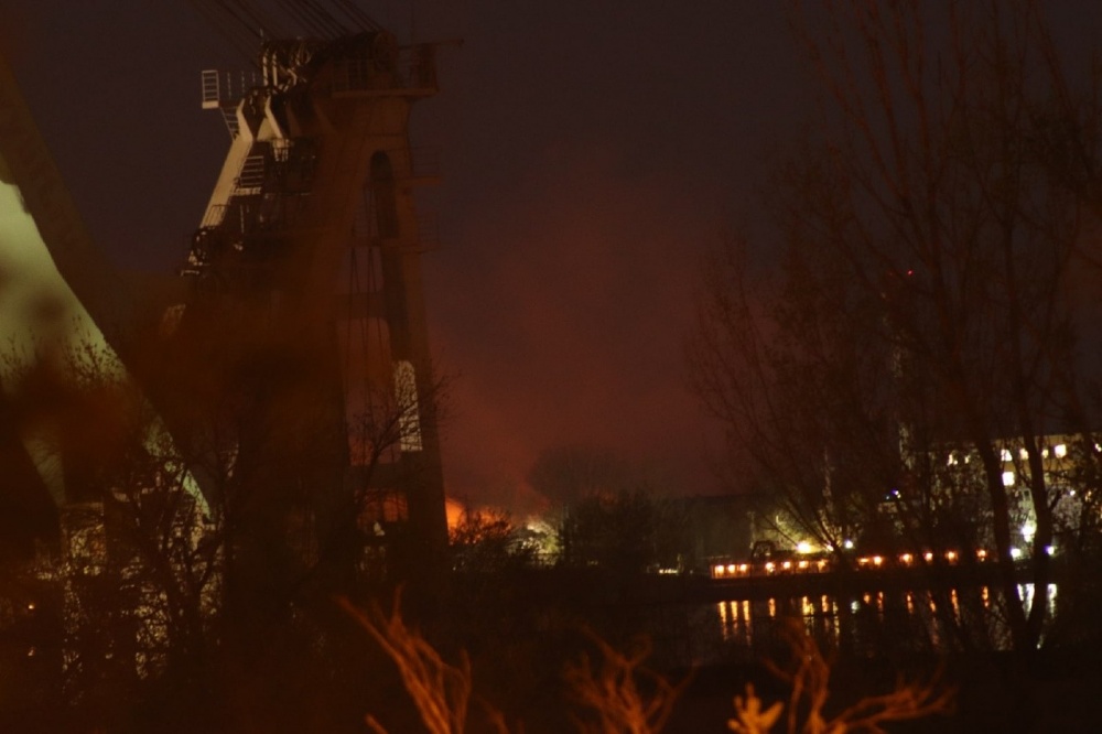 На трусовской стороне Астрахани сильный пожар