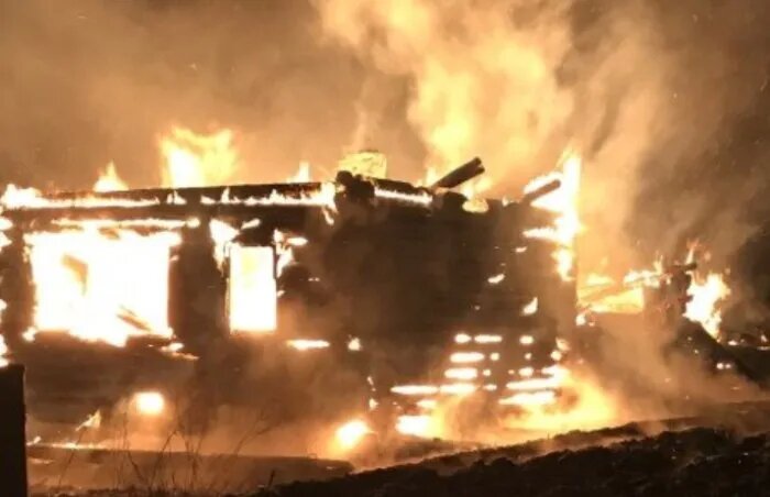 В двух местах Астраханской области многочасовые пожары возникли из-за неосторожного обращения с огнем