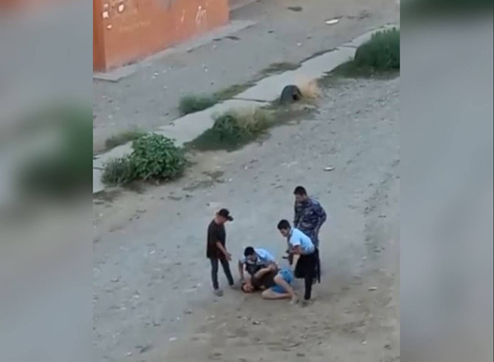 Неадекватный астраханец бегал за детьми и подрался с полицией