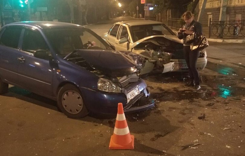 В ночном столкновении двух авто пострадали оба водителя