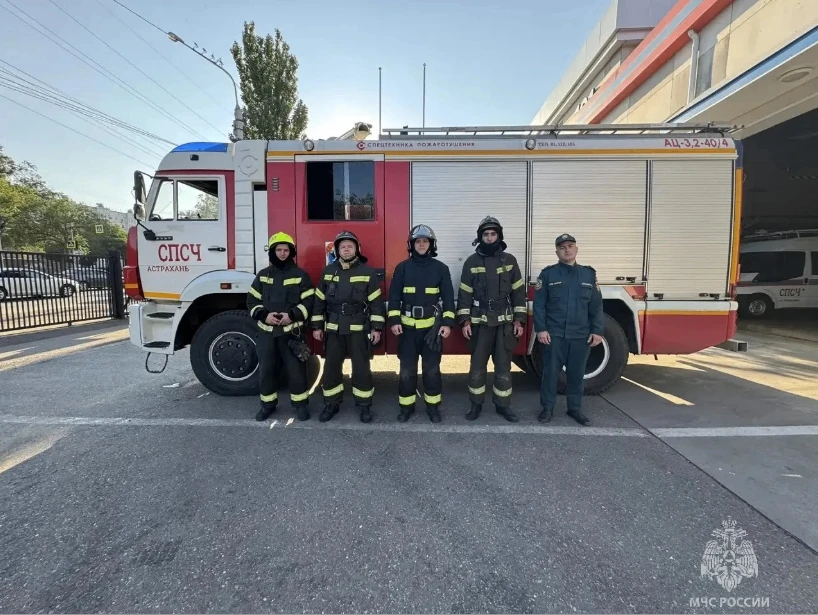 Астраханские огнеборцы спасли из горящей пятиэтажки 15 человек и трех кошек