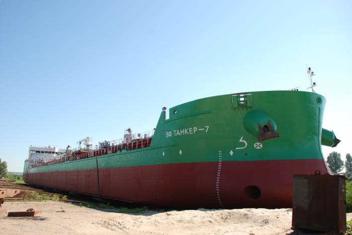 Под Астраханью застрял танкер с моряками