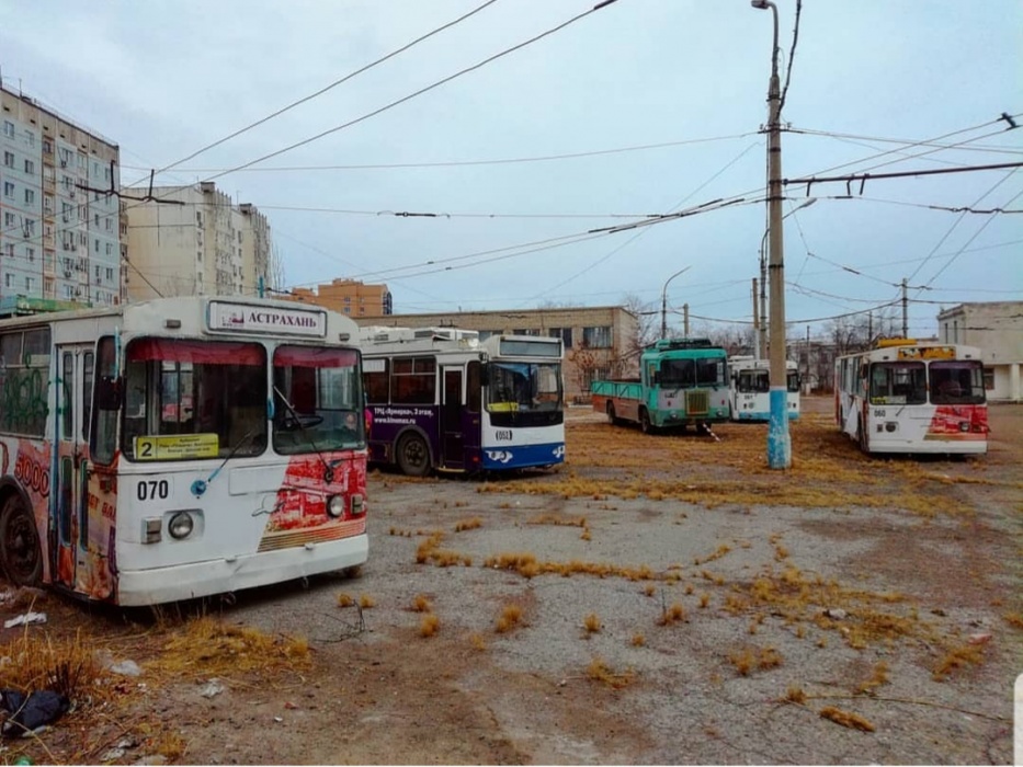 Астраханец заснял мертвые троллейбусы, встретившие новый год