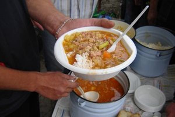 В Астрахани будут кормить обедом бездомных. Желающие могут помочь