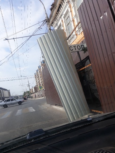 В Астрахани знак СТОП выглядывает из-за забора и пугает водителей