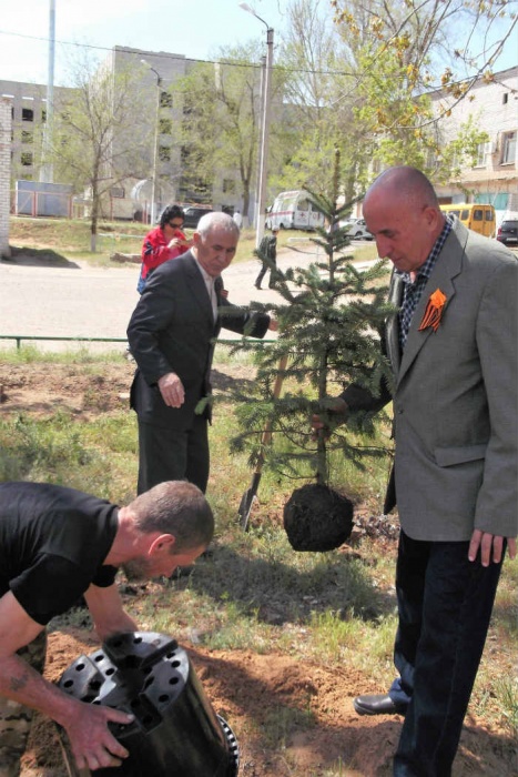В Наримановской районной больнице открыли аллею Памяти
