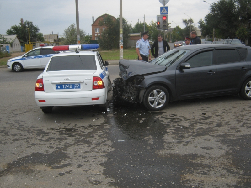В Астрахани иномарка протаранила  машину ДПС — пострадали полицейские