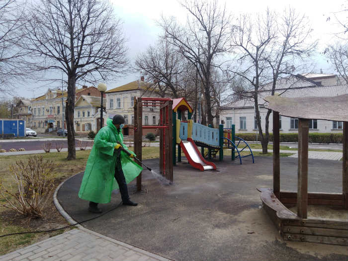 В Астрахани продезинфицировали центральную набережную 