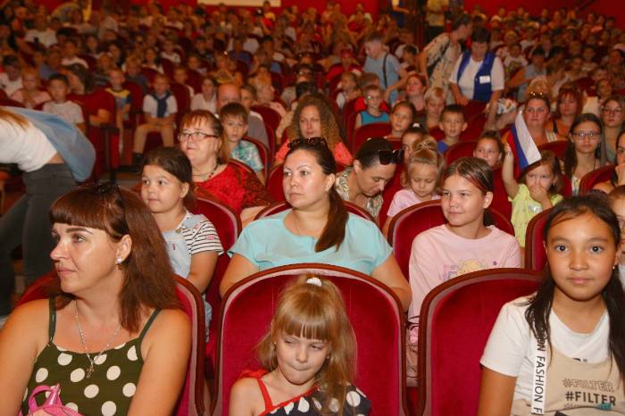 Леонид Огуль организовал праздник, посвящённый началу учебного года, для более 650 детей