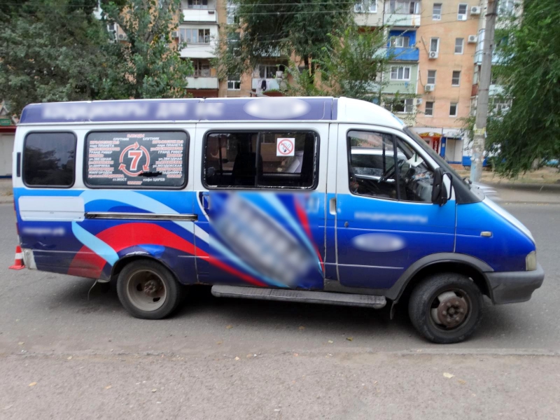 В Астрахани маршрутка сбила девушку с 3-летней дочерью