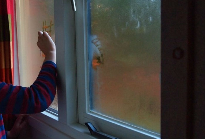 В Астрахани из окна 8 этажа выпал ребенок