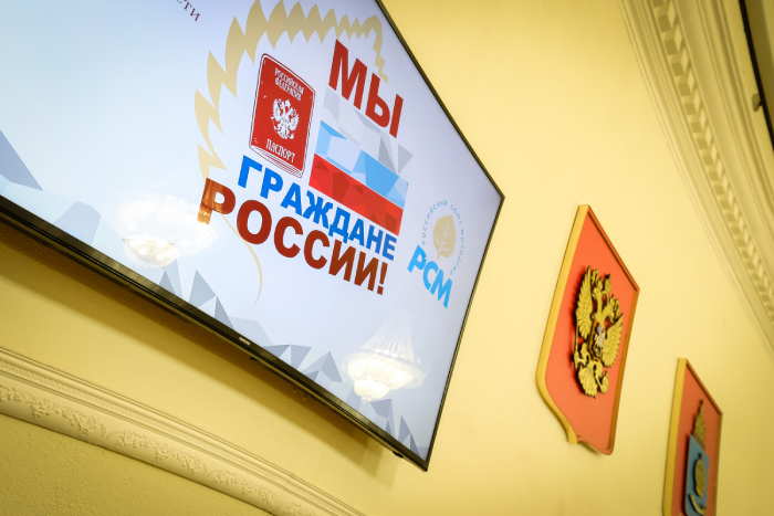 Игорь Мартынов вручил паспорта 15 астраханским школьникам