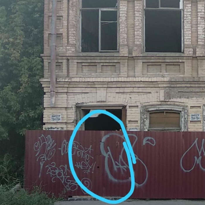 В центре Астрахани извращенец пугает прохожих через дырку в заборе