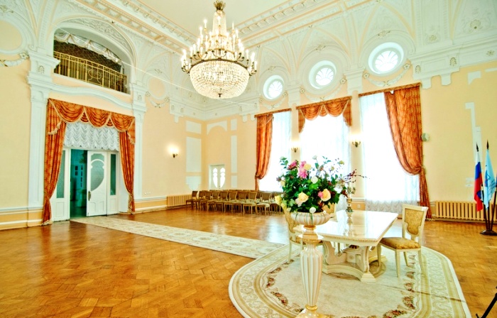 Красивую дату 8 августа выбрали 35 пар астраханских молодоженов