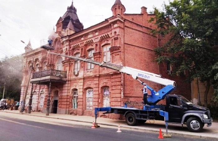 В центре Астрахани приводят в порядок фасады исторических зданий