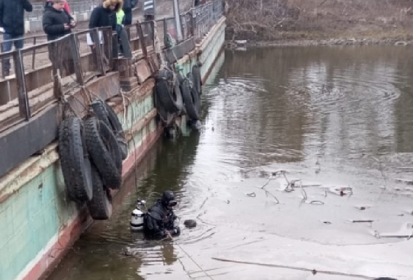 Труп мужчины в тельняшке извлекли из воды под Астраханью