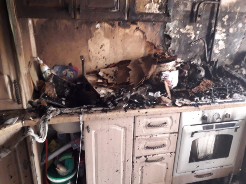 В Астрахани около 20 человек тушили пожар в подъезде девятиэтажки