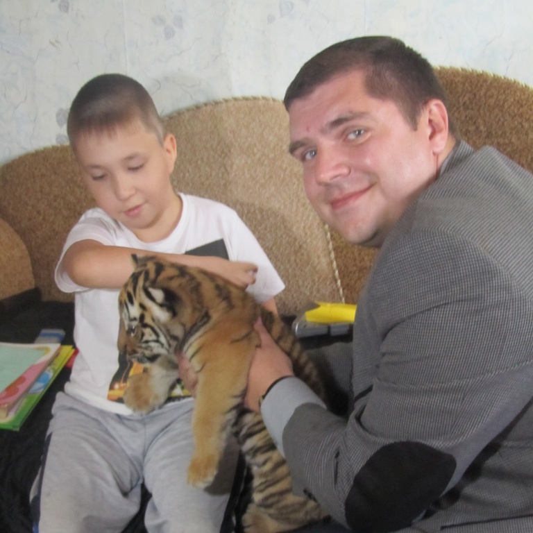 Глава Икрянинского района подружил тигренка с детьми