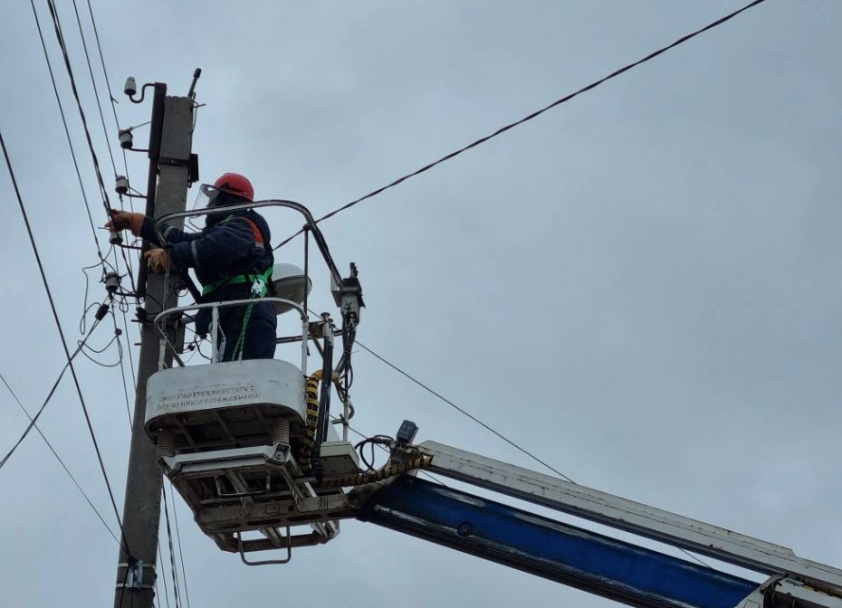 Энергетики устранили обрыв проводов из-за падения подъемного крана в Астрахани