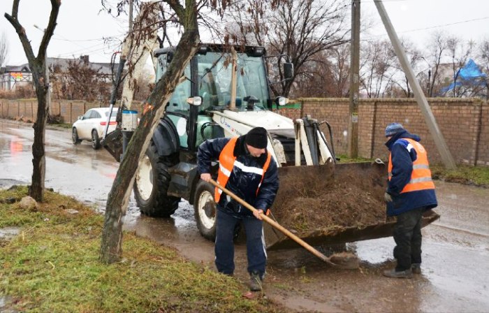 В Астрахани зачищают улицы от мусора и наносного грунта